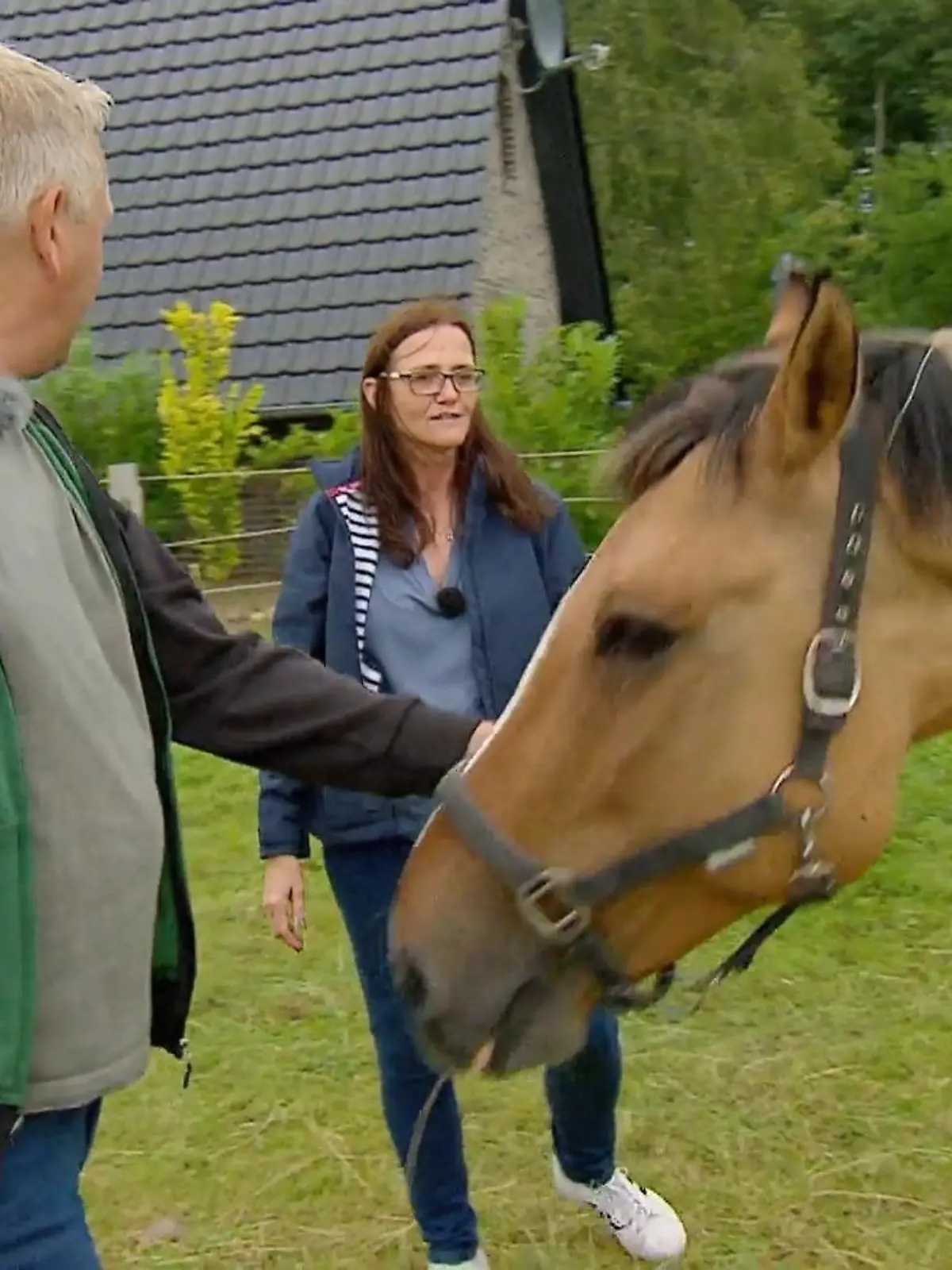 Bild zu: "Jörg zeigt Kirstin seinen Hof"