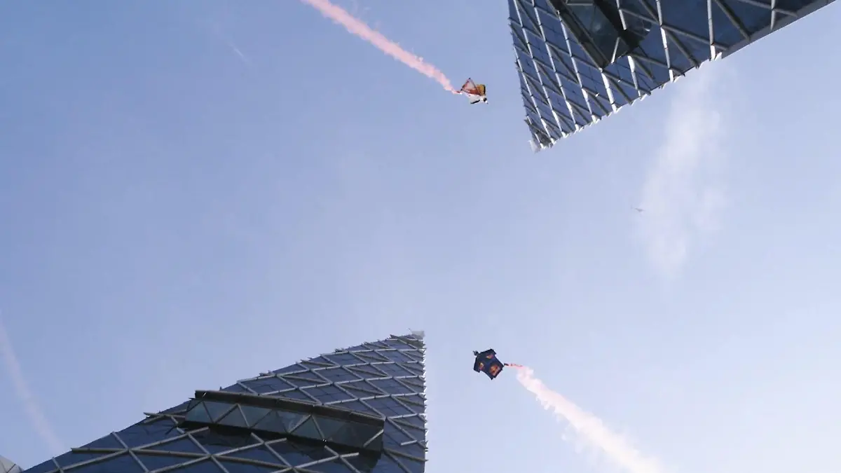 Weltpremiere! Fallschirmspringer rasen durch Hochhäuser – mit 220km/h Frontalflug in Bahrain