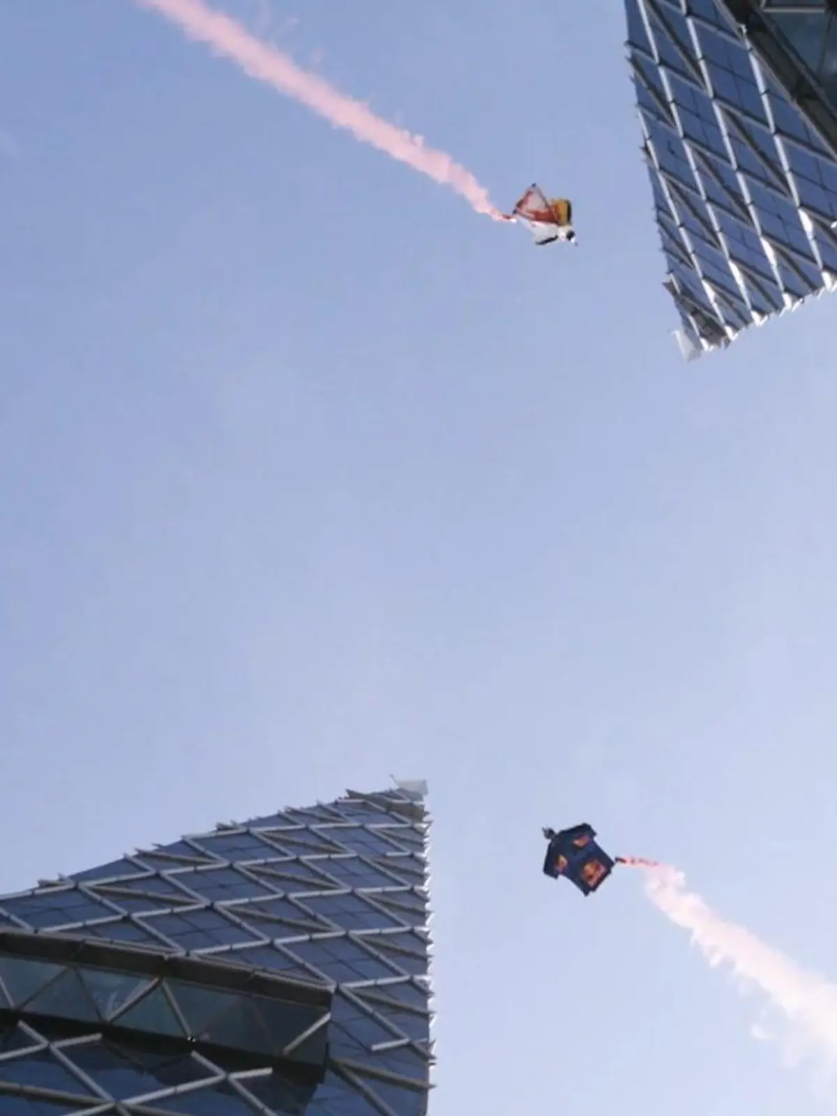 Bild zu: "Weltpremiere! Fallschirmspringer rasen durch Hochhäuser – mit 220km/h"