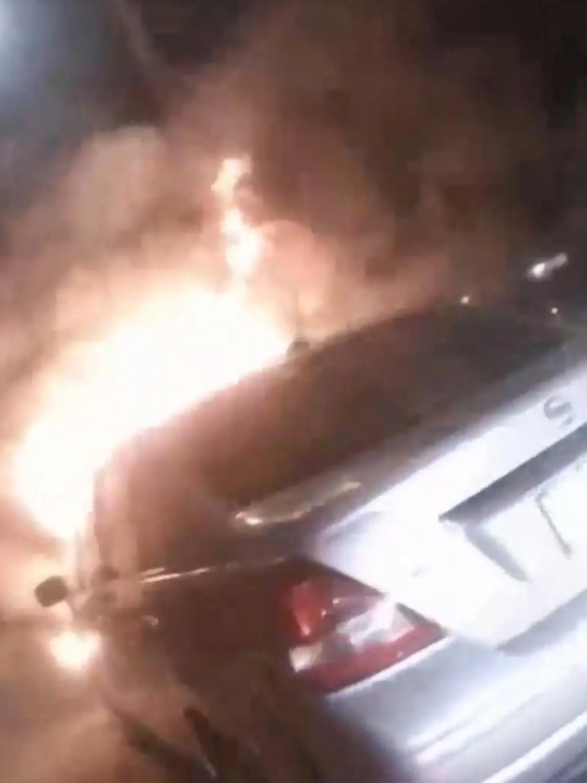 Bild zu: "Fahrer in Flammenhölle eingesperrt – diese Polizisten zögern keine Sekunde!"