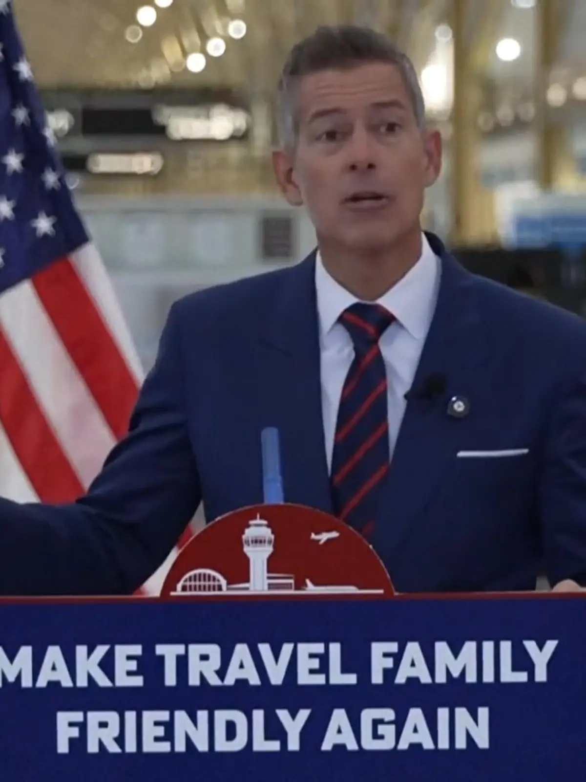 Bild zu: "Zu unsexy im Flughafen?! US-Minister bittet Reisende um besseren Kleidungsstil"