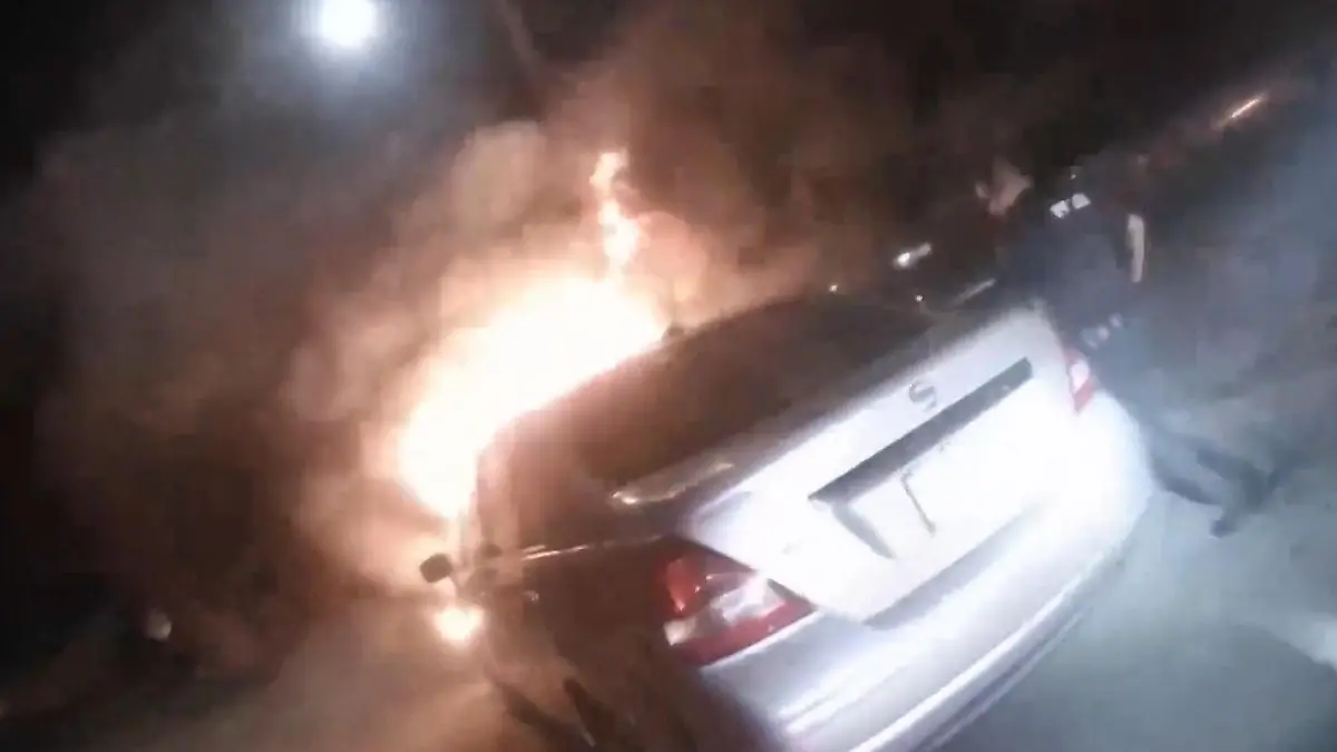 Fahrer-in-Flammenh-lle-eingesperrt-diese-Polizisten-z-gern-keine-Sekunde