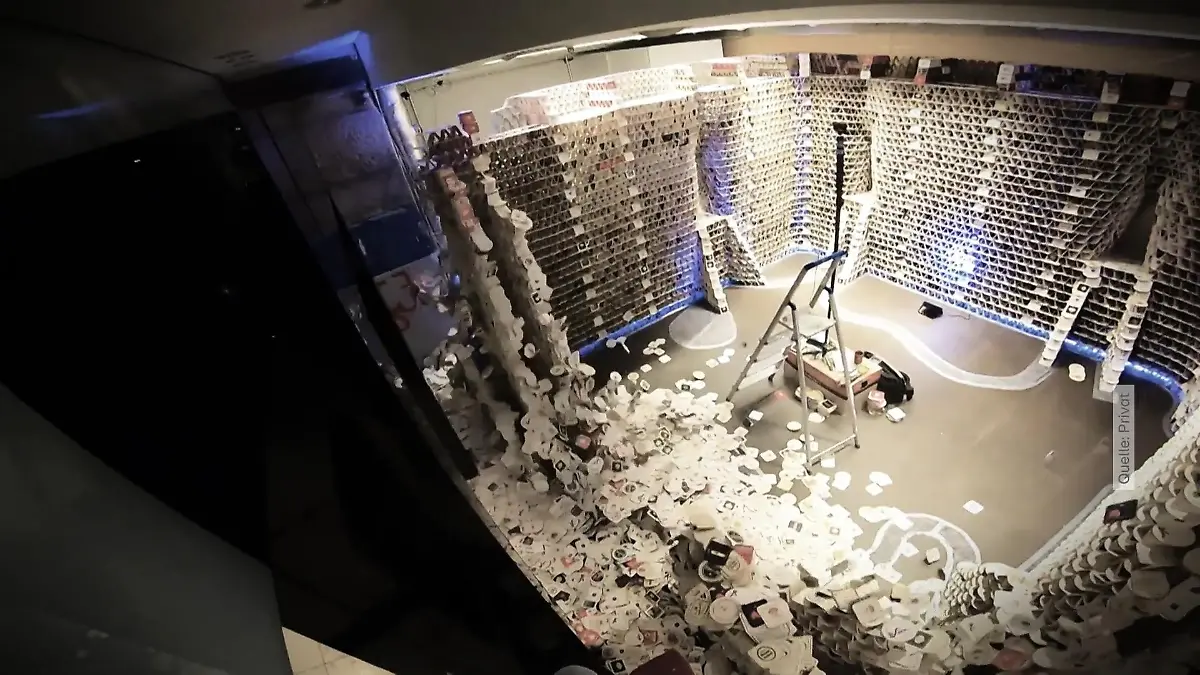 Bierdeckel-Bau bricht ein Weltrekord gescheitert