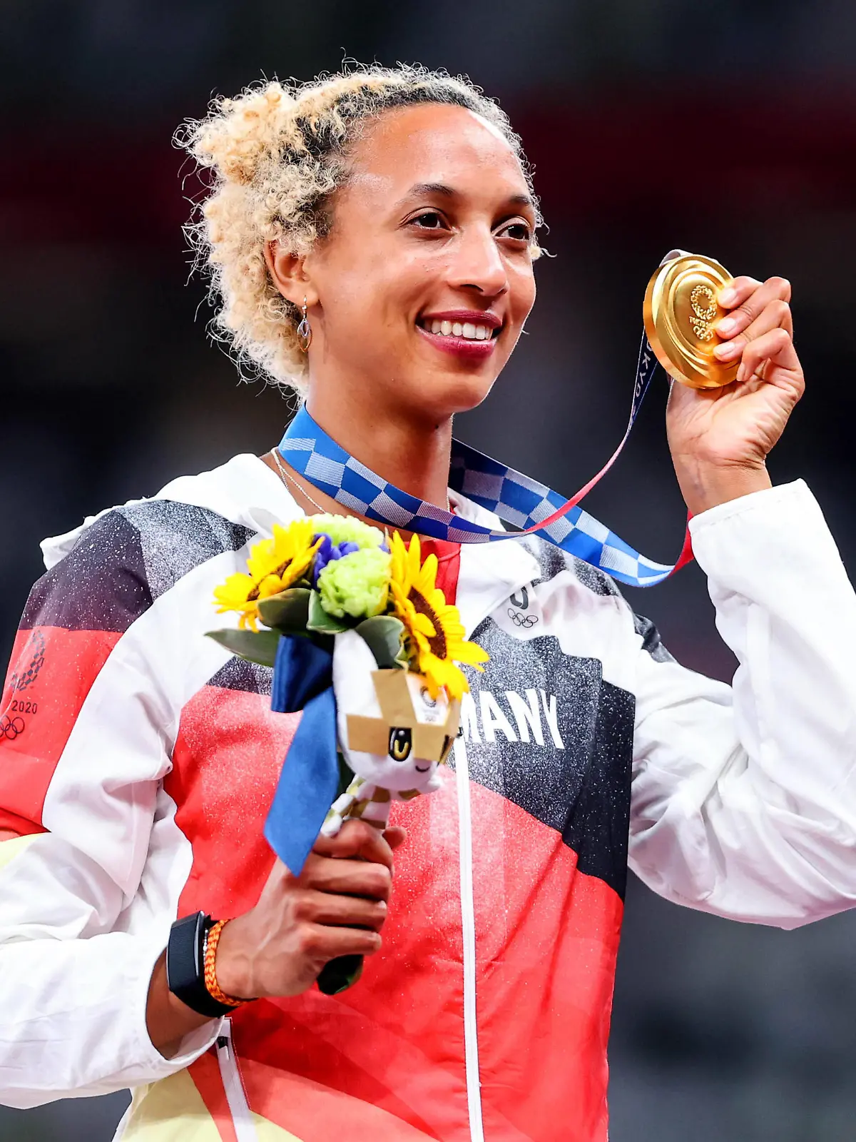  2020 Tokyo Olympic Games, Olympische Spiele, Olympia, OS Tuesday - Athletics, Olympic Stadium, Tokyo, Japan 3/7/2021 Women s Long Jump Final Germany s Malaika Mihambo is presented with her gold medal Malaika Mihambo is presented with her gold medal 3/8/2021 PUBLICATIONxNOTxINxUKxIRLxFRAxNZL Copyright: x INPHO/BryanxKeanex AZ4I1228