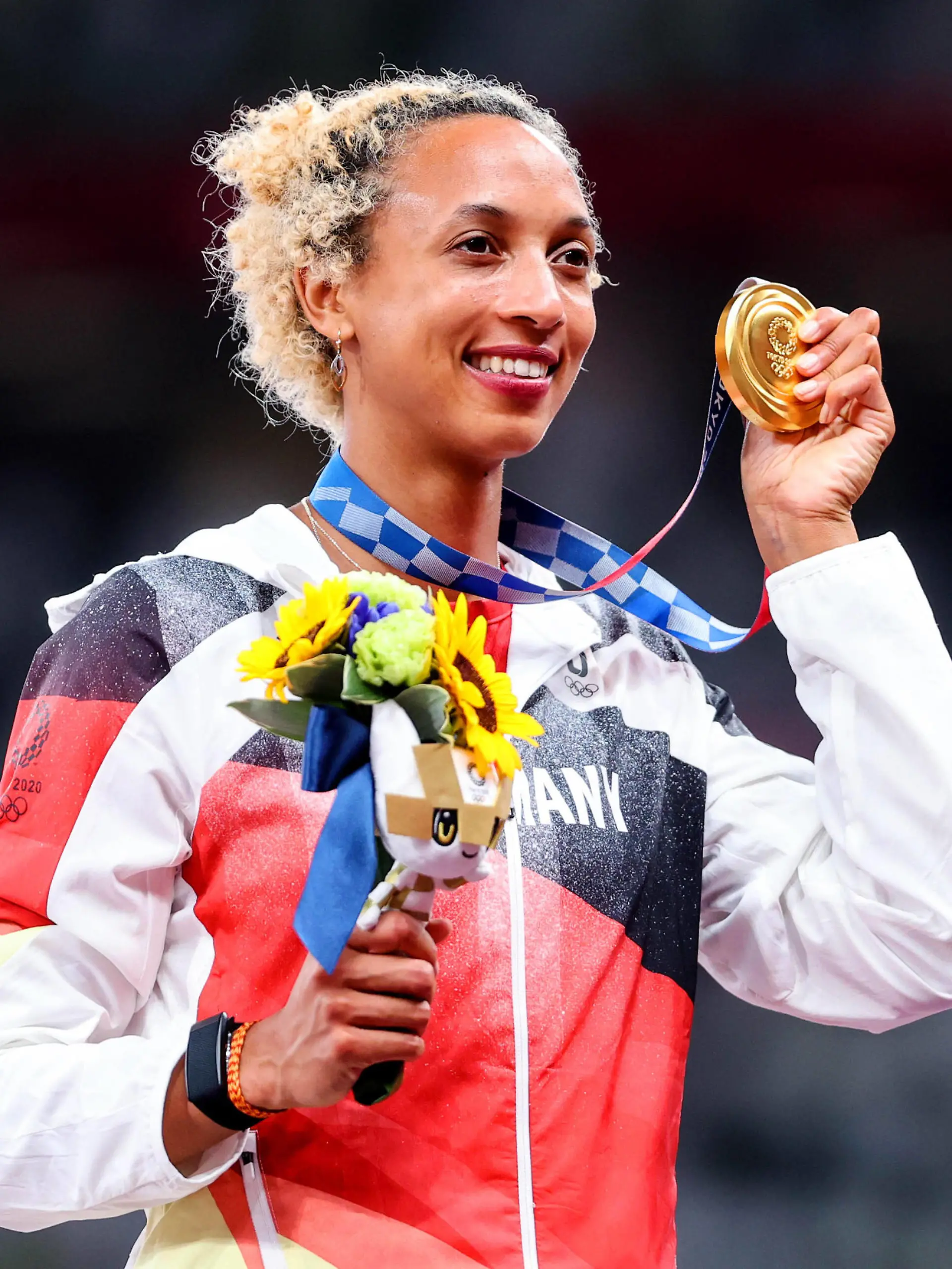  2020 Tokyo Olympic Games, Olympische Spiele, Olympia, OS Tuesday - Athletics, Olympic Stadium, Tokyo, Japan 3/7/2021 Women s Long Jump Final Germany s Malaika Mihambo is presented with her gold medal Malaika Mihambo is presented with her gold medal 3/8/2021 PUBLICATIONxNOTxINxUKxIRLxFRAxNZL Copyright: x INPHO/BryanxKeanex AZ4I1228