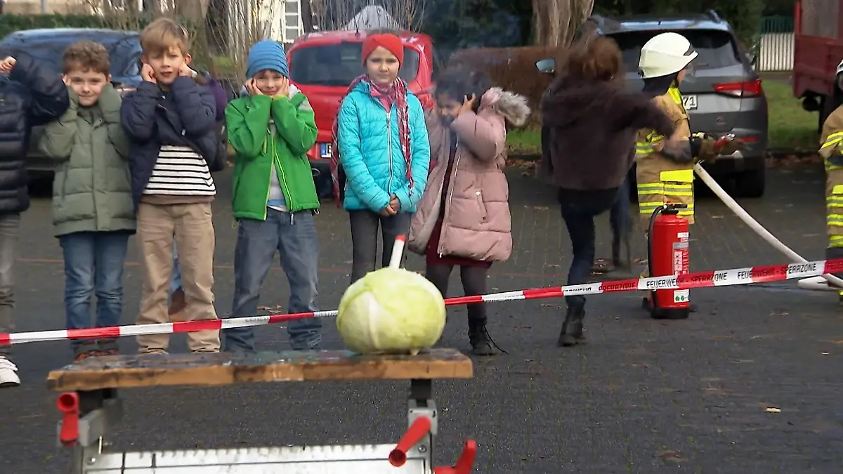 Sicherheitstraining für Böller Feuerwehr sprengt Kohlköpfe