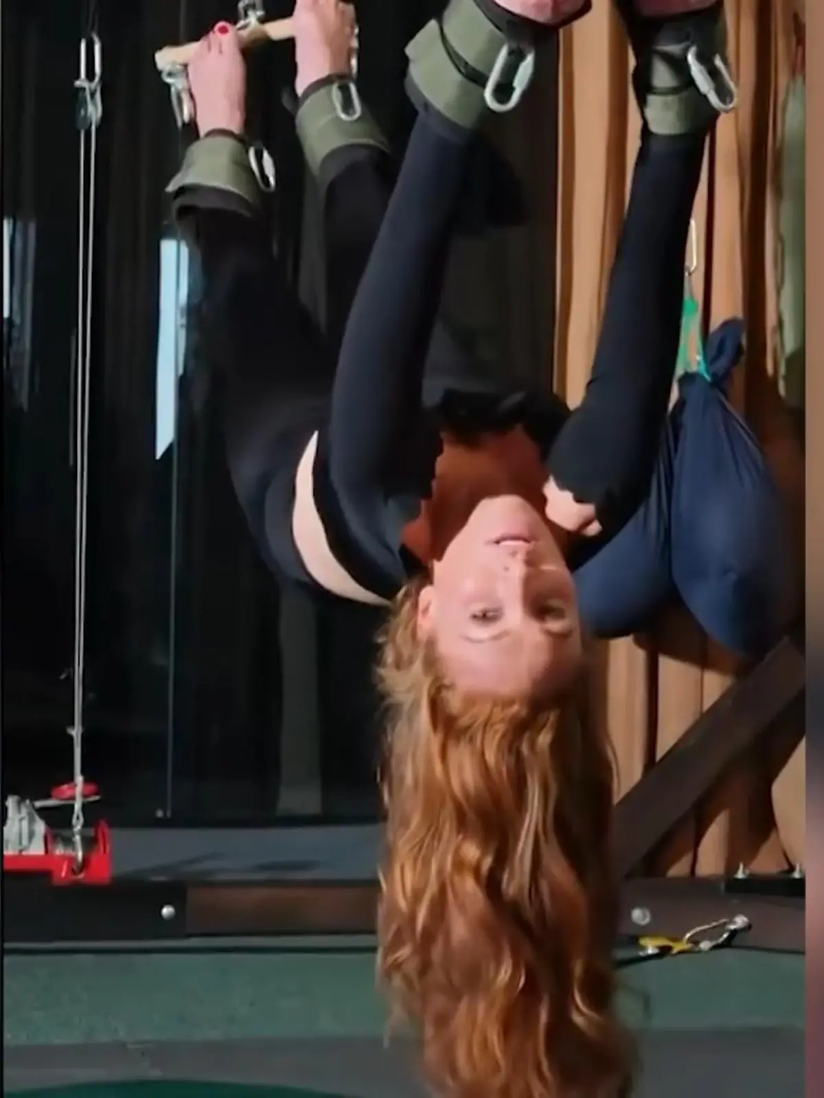 Bild zu: "Ex-Dschungelcamperin gefällt's! Sexy Stretching mit DIESEM Gerät"