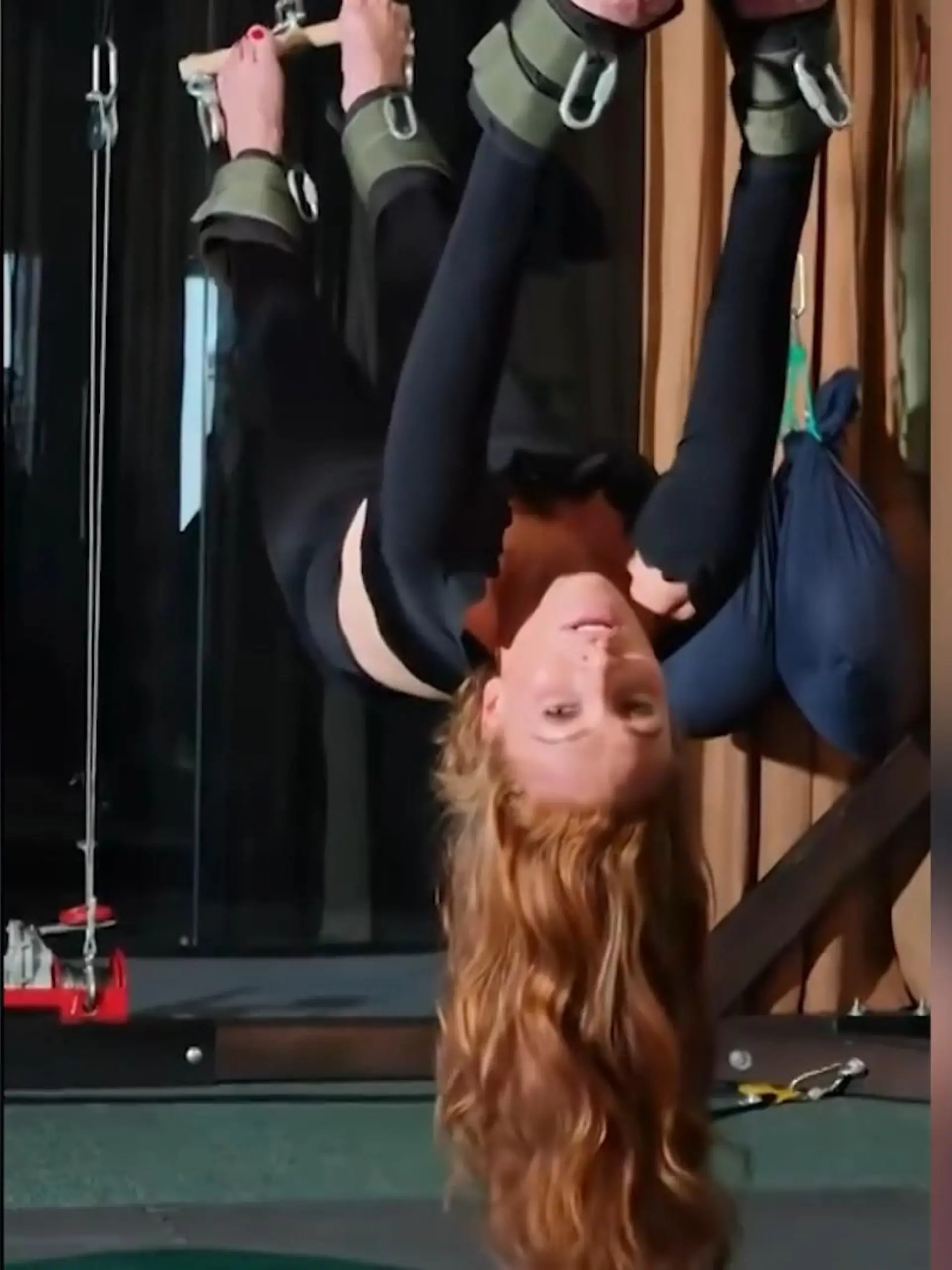 Bild zu: "Ex-Dschungelcamperin gefällt's! Sexy Stretching mit DIESEM Gerät"