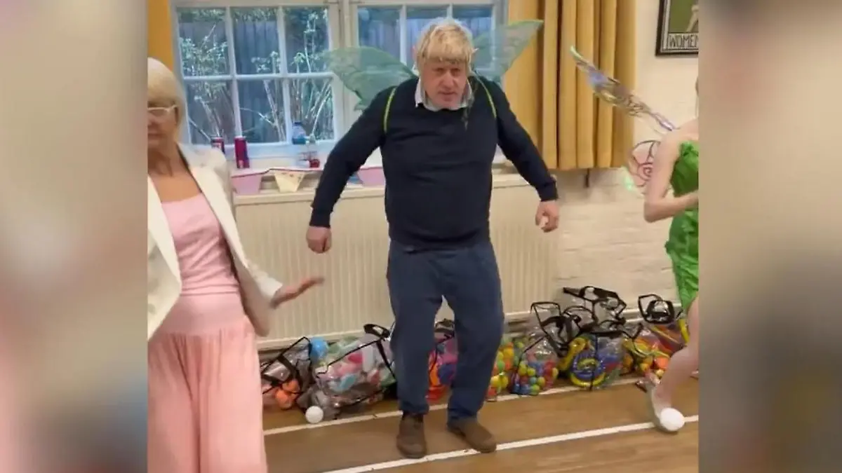 Boris Johnson im Elfenkostüm – für SIE macht er sich zur Fee Partyauftritt sorgt für Lacher