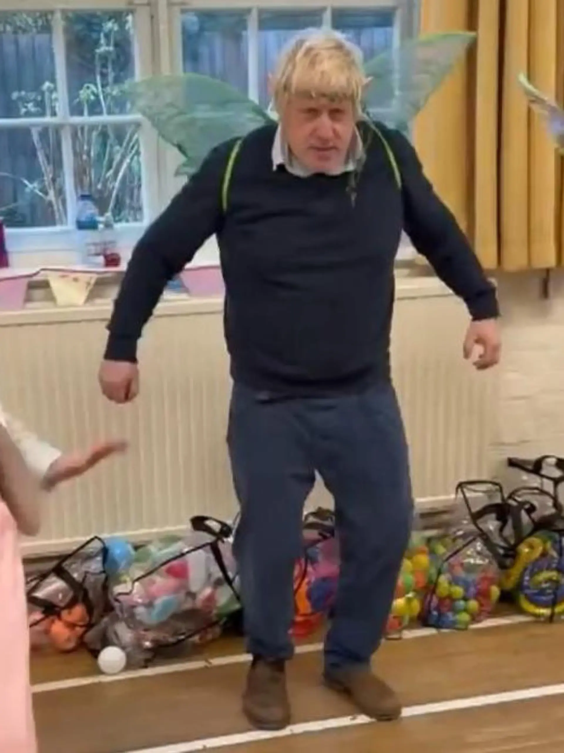 Bild zu: "Boris Johnson im Elfenkostüm – für SIE macht er sich zur Fee"