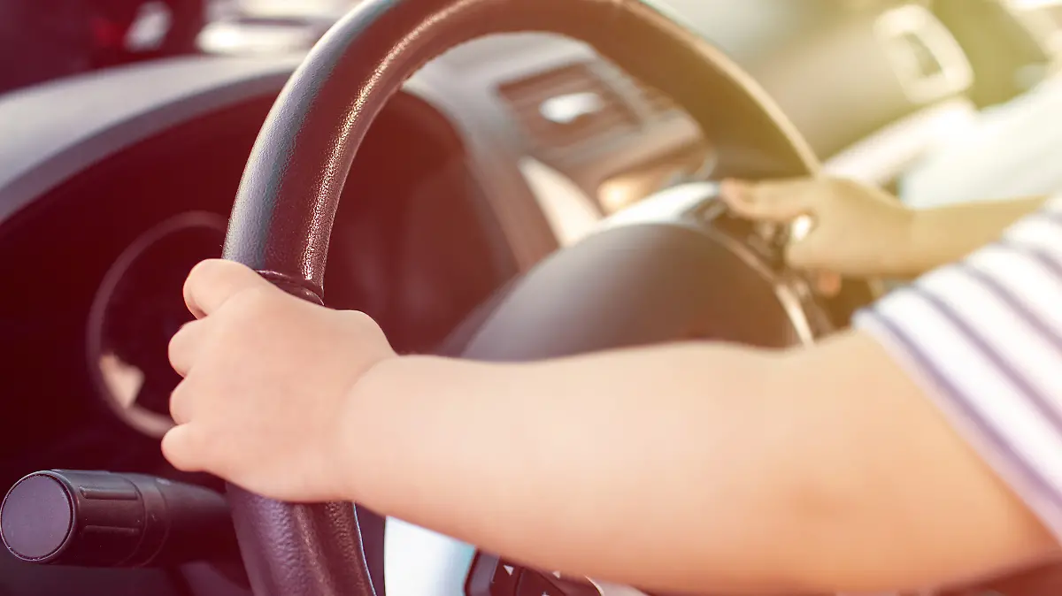 Kinderhände am Lenkrad eines Autos (Symbolfoto) 