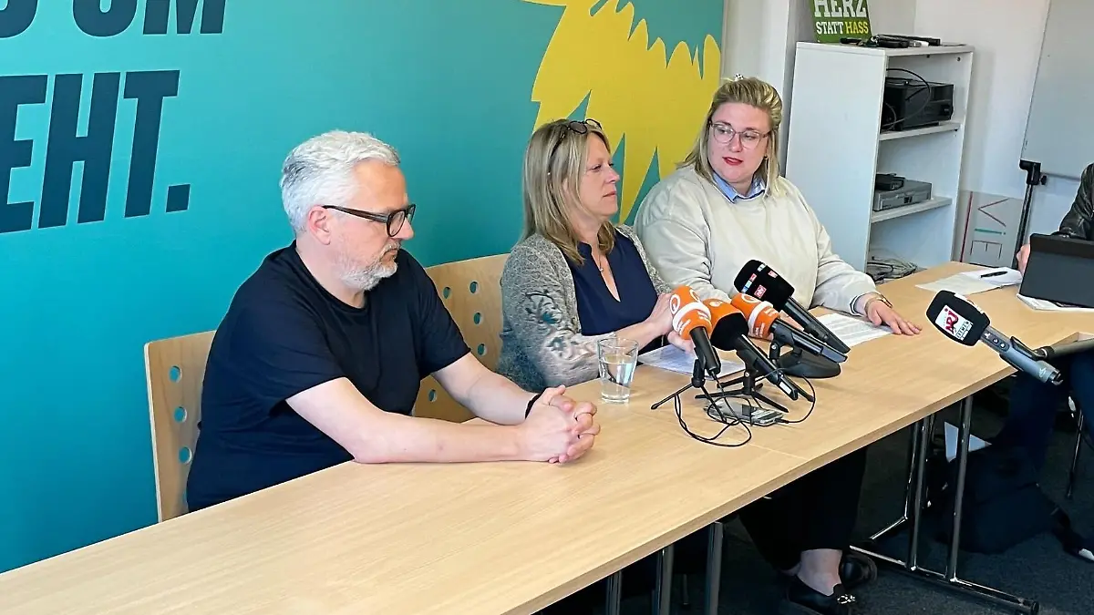 Grünen-Spitzenkandidatin Maike Schaefer (Mitte) kündigt auf einer Pressekonferenz am Montagmorgen in Bremen ihren Rücktritt an.