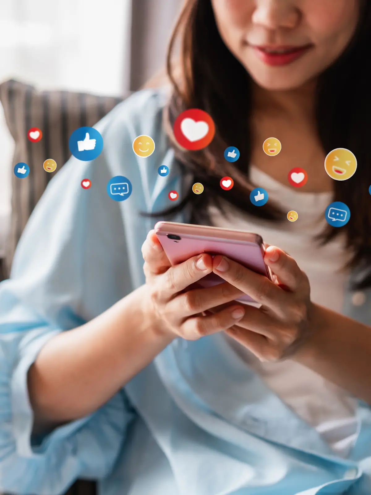 Teenagerin am Handy (Symbolfoto) 