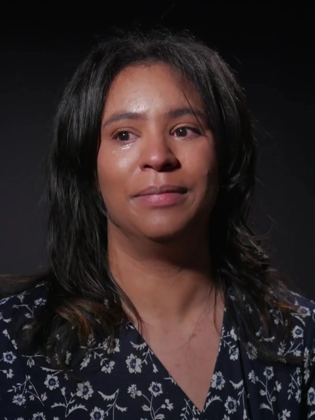 Lauren Caulfield (28) versucht, die Fassung zu bewahren, während sie über ihre Totgeburt spricht.