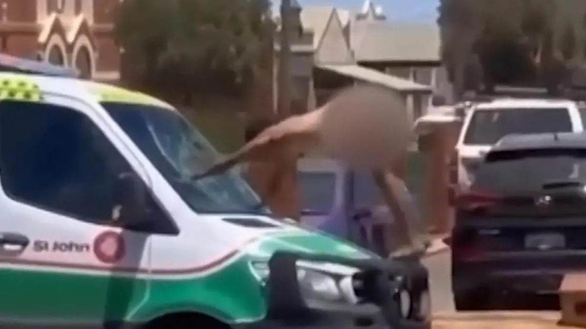 Australien-Sanit-ter-in-Not-Nackter-Mann-randaliert-auf-fahrendem-Krankenwagen
