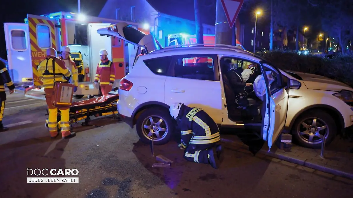 Autofahrerin sitzt in ihrem Wagen fest Unfall-Drama