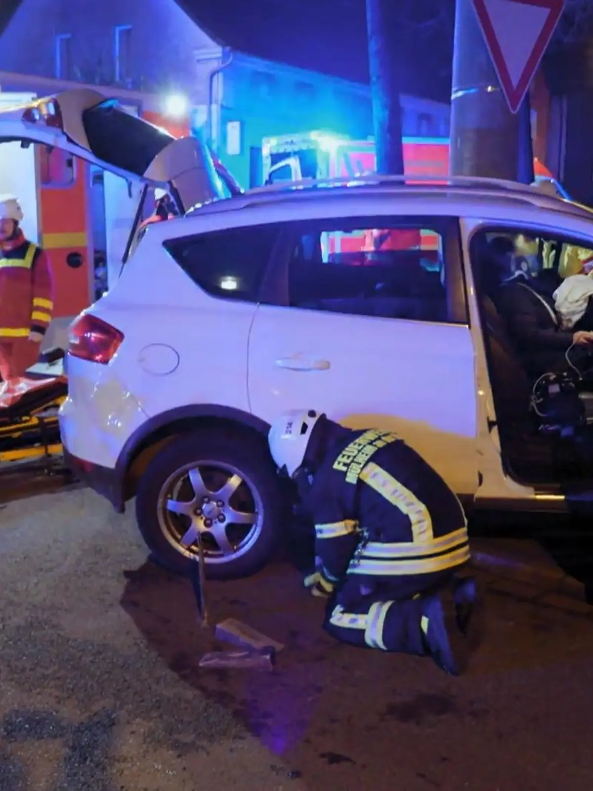 Bild zu: "Autofahrerin sitzt in ihrem Wagen fest"