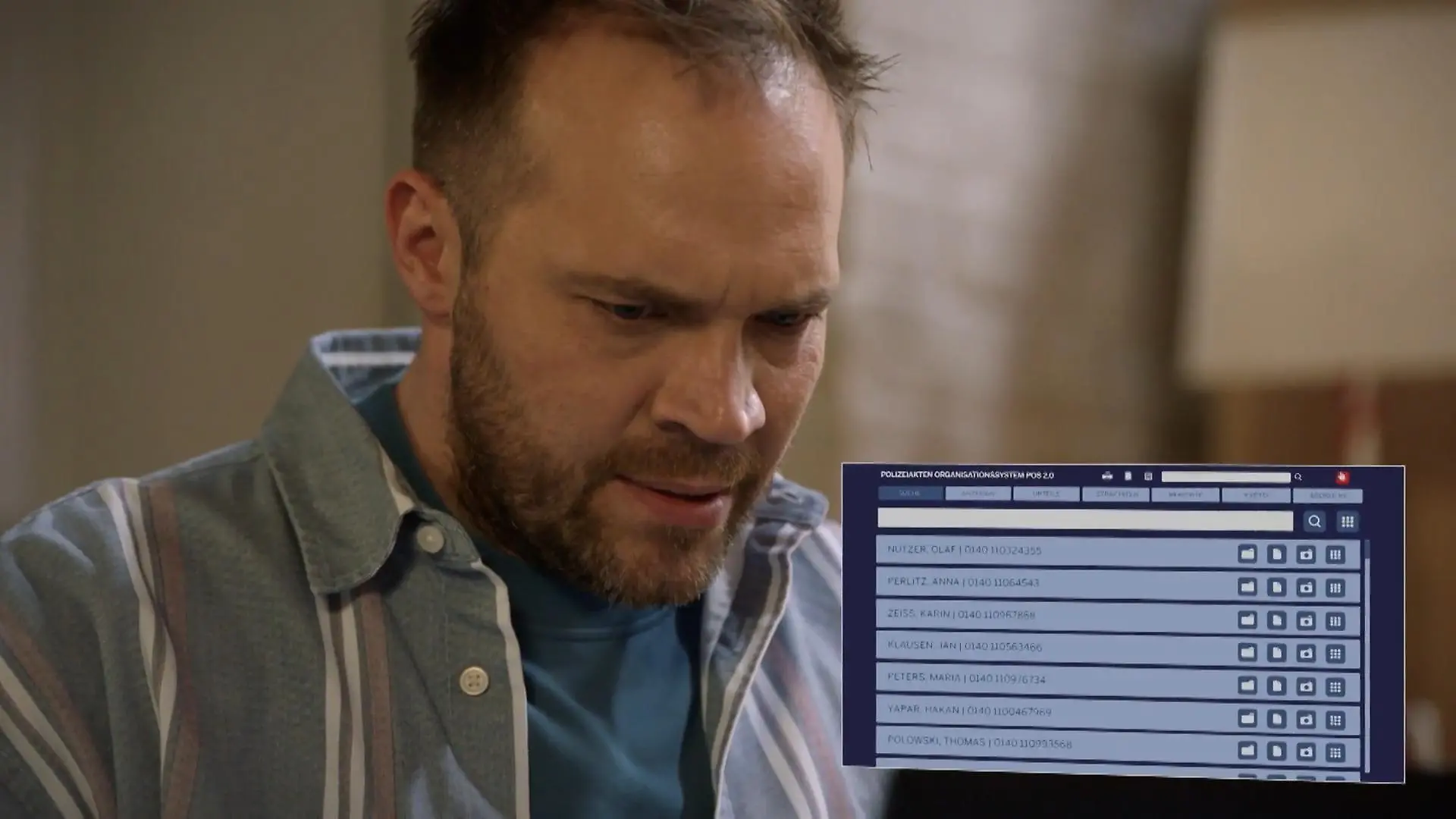 Erik spioniert in Tonis Laptop. 