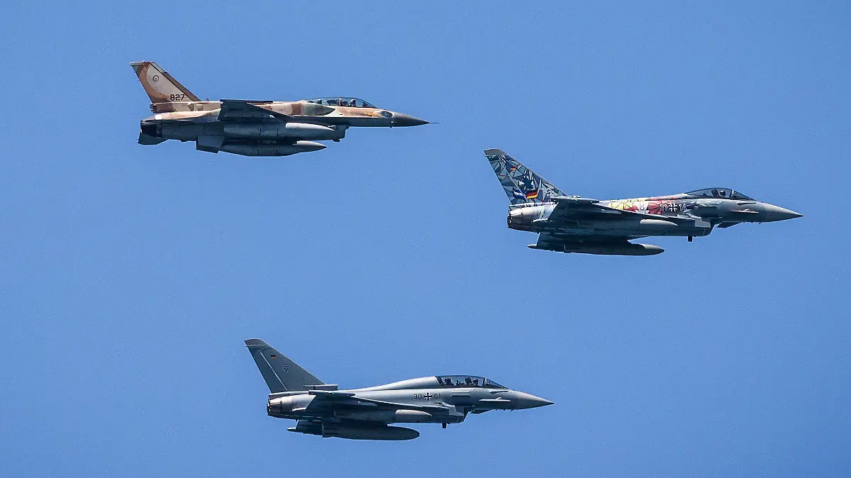 26.04.2023, Israel, Tel Aviv: Deutsche Mehrzweckkampfflugzeug Typ Eurofighter nehmen an einer Flugschau anlässlich des 75. Unabhängigkeitstages teil. Foto: Ilia Yefimovich/dpa +++ dpa-Bildfunk +++