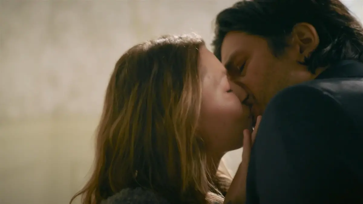 Nathalie und Maximilian können einander nicht länger widerstehen.