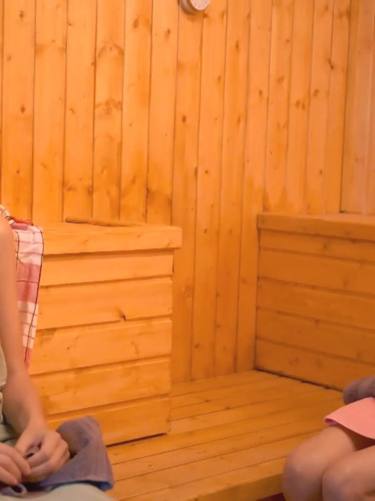 Bild zu: "Britta und Naomi zusammen in der Sauna"