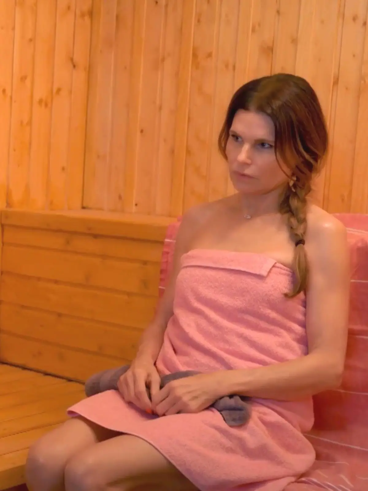 Bild zu: "Britta und Naomi zusammen in der Sauna"