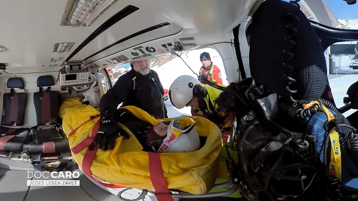 Doc Caro versorgt die Patientin behutsam Starke Schmerzen