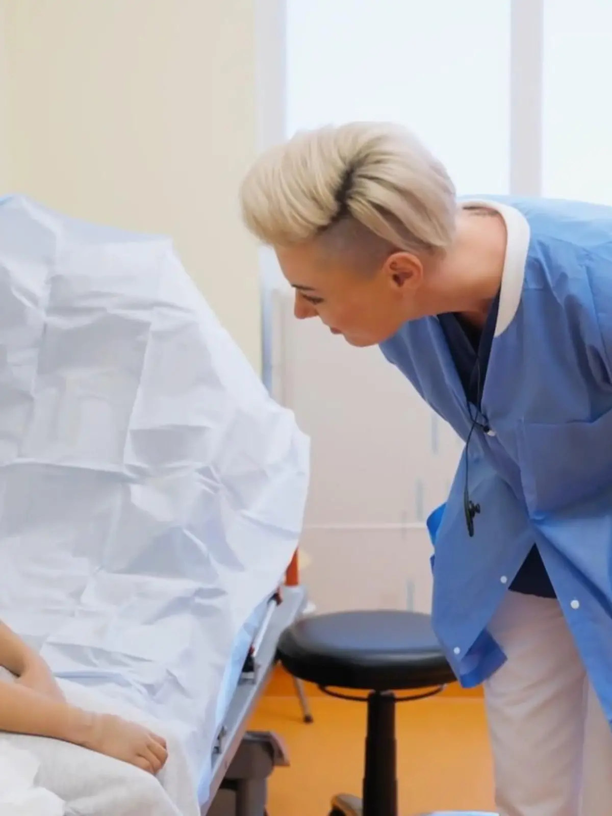 Bild zu: "Wiedersehen mit der kleinen Patientin"