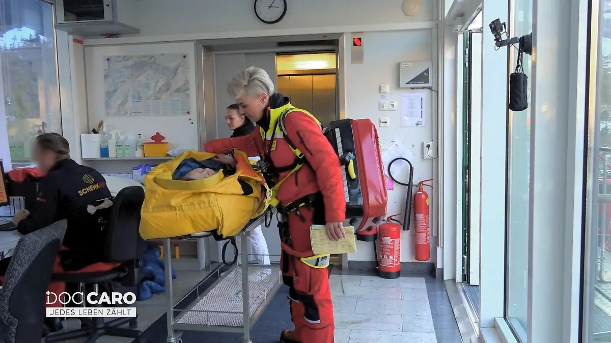 Doc Caro und ihr Team arbeiten Hand in Hand Ruhe bewahren