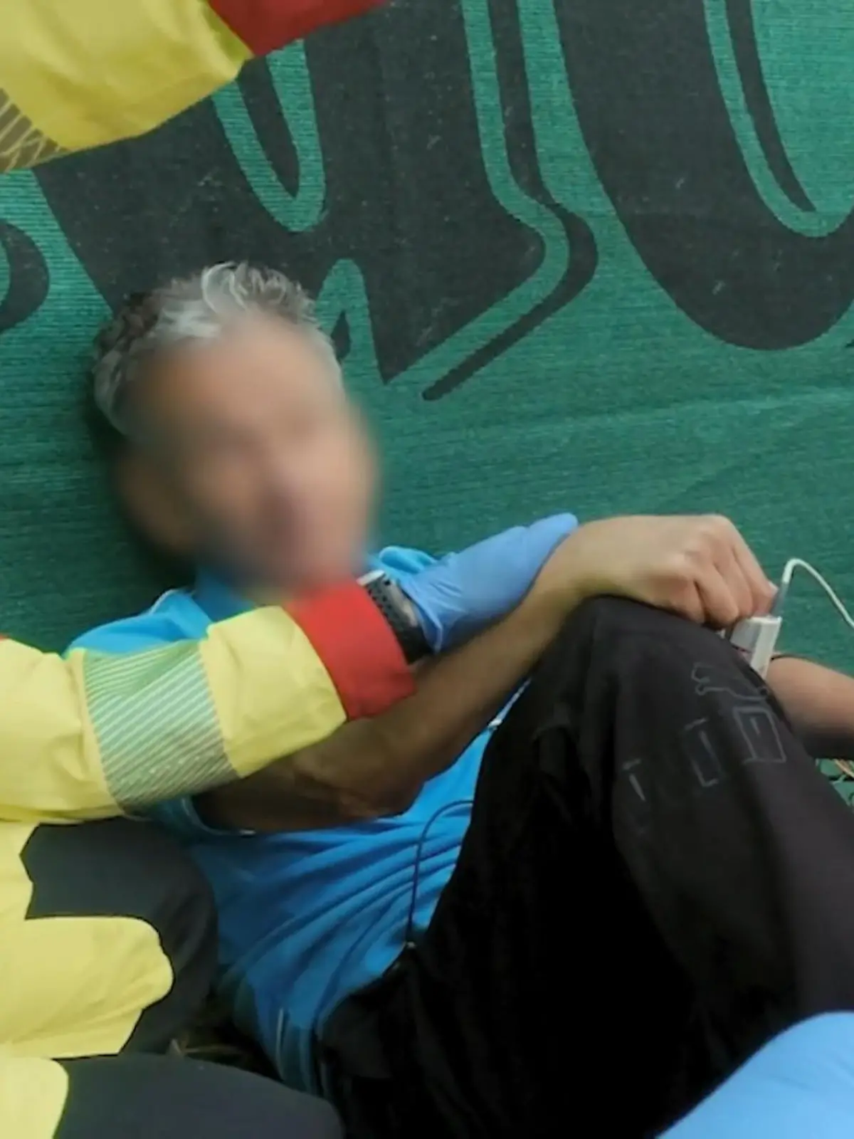 Bild zu: "80-jähriger Mann bricht beim Tennis zusammen"