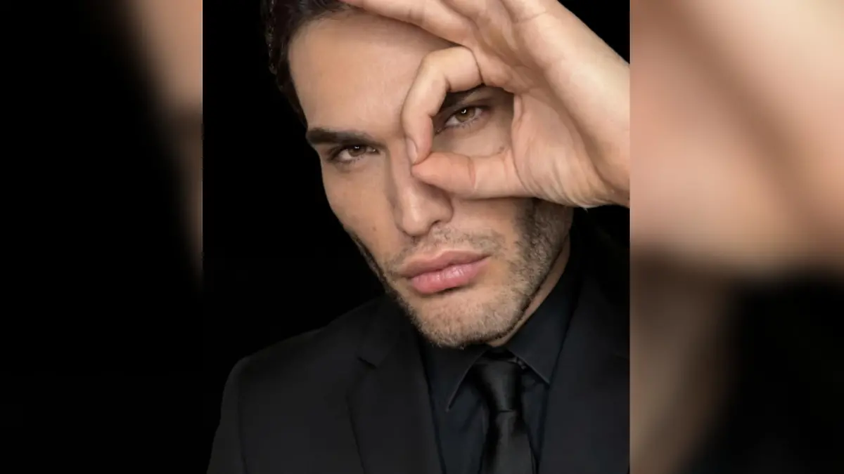 Athos Salomé der „lebende Nostradamus” formt seine Finger zu einem Monokel.