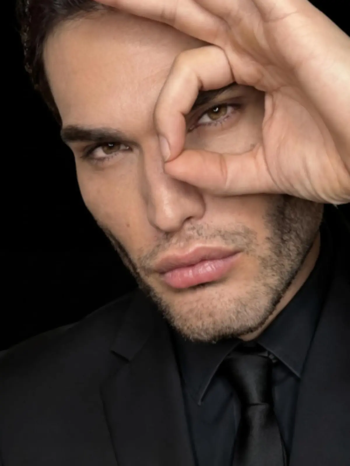 Athos Salomé der „lebende Nostradamus” formt seine Finger zu einem Monokel.