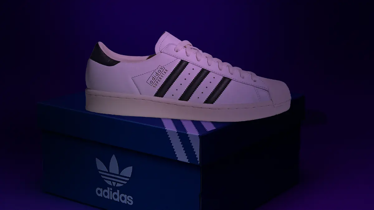 Adidas Superstar Vintag auf einem Schuhkarton.