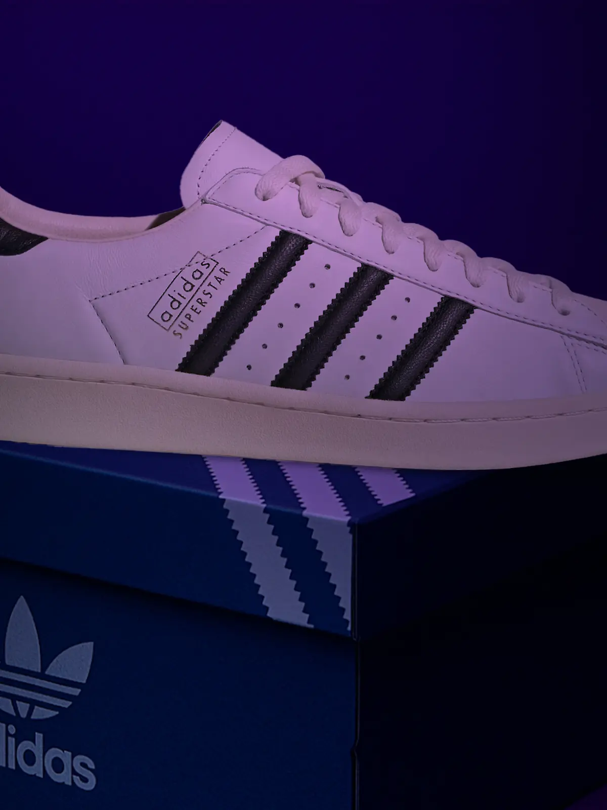 Adidas Superstar Vintag auf einem Schuhkarton.