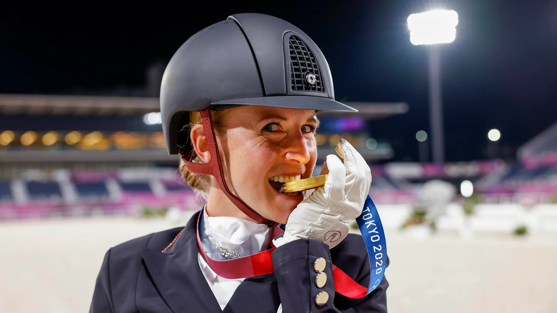 TOKYO - Olympische Spiele / Olympic Games, Olympische Spiele, Olympia, OS 2021, TOKYO - Olympische Spiele / Olympic Games 2021 von BREDOW-WERNDL Jessica GER Grand Prix Kür / Freestyle Medaillenvergabe Einzelentscheidung / Medal ceremony Individual Tokio, Equestrian Park 28. July 2021 - *** TOKYO Olympic Games Olympic Games 2021, TOKYO Olympic Games Olympic Games 2021 von BREDOW WERNDL Jessica GER Grand Prix Freestyle Medal Ceremony Individual Tokyo, Equestrian Park 28 July 2021 