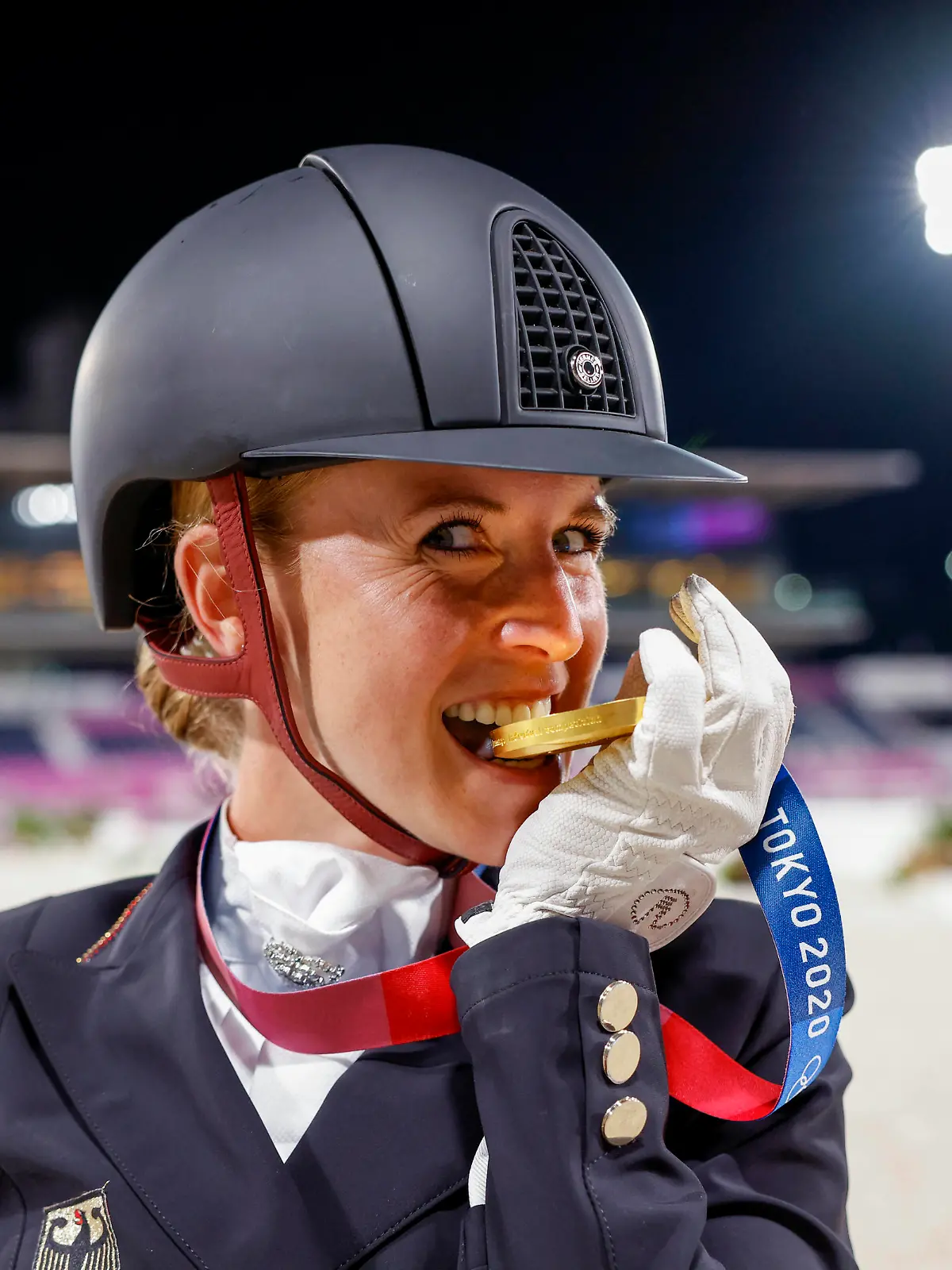 TOKYO - Olympische Spiele / Olympic Games, Olympische Spiele, Olympia, OS 2021, TOKYO - Olympische Spiele / Olympic Games 2021 von BREDOW-WERNDL Jessica GER Grand Prix Kür / Freestyle Medaillenvergabe Einzelentscheidung / Medal ceremony Individual Tokio, Equestrian Park 28. July 2021 - *** TOKYO Olympic Games Olympic Games 2021, TOKYO Olympic Games Olympic Games 2021 von BREDOW WERNDL Jessica GER Grand Prix Freestyle Medal Ceremony Individual Tokyo, Equestrian Park 28 July 2021 