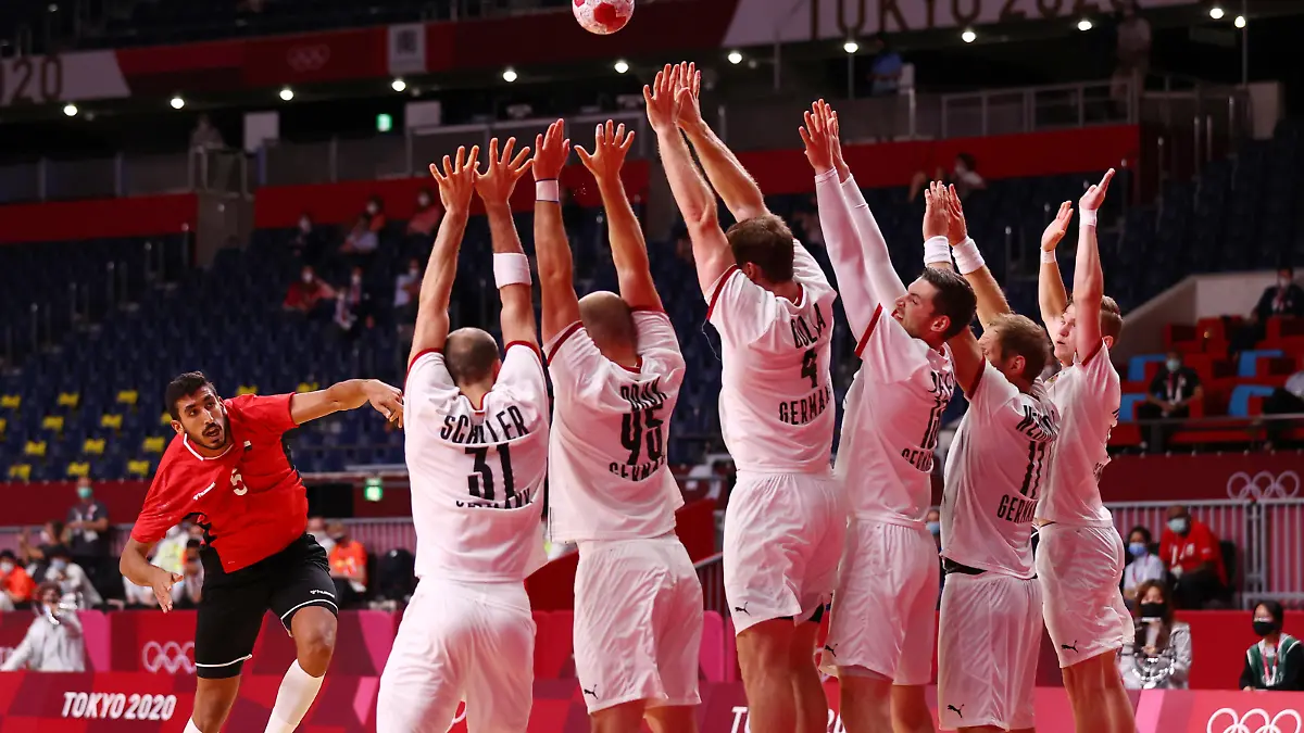 Tokyo 2020 Olympics - Handball - Men - Quarterfinal - Germany v Egypt - Yoyogi National Stadium - Tokyo, Japan - August 3, 2021. Marcel Schiller of Germany, Paul Drux of Germany, Johannes Golla of Germany, Hendrik Pekeler of Germany, Steffen Weinhold of Germany and Timo Kastening of Germany defend as Yahia Omar of Egypt takes a free throw REUTERS/Susana Vera