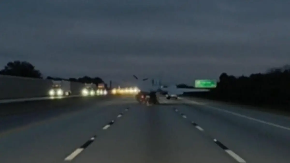 Absturz mitten auf dem Highway! Flugzeug kracht auf fahrendes Auto Notlandung in Florida