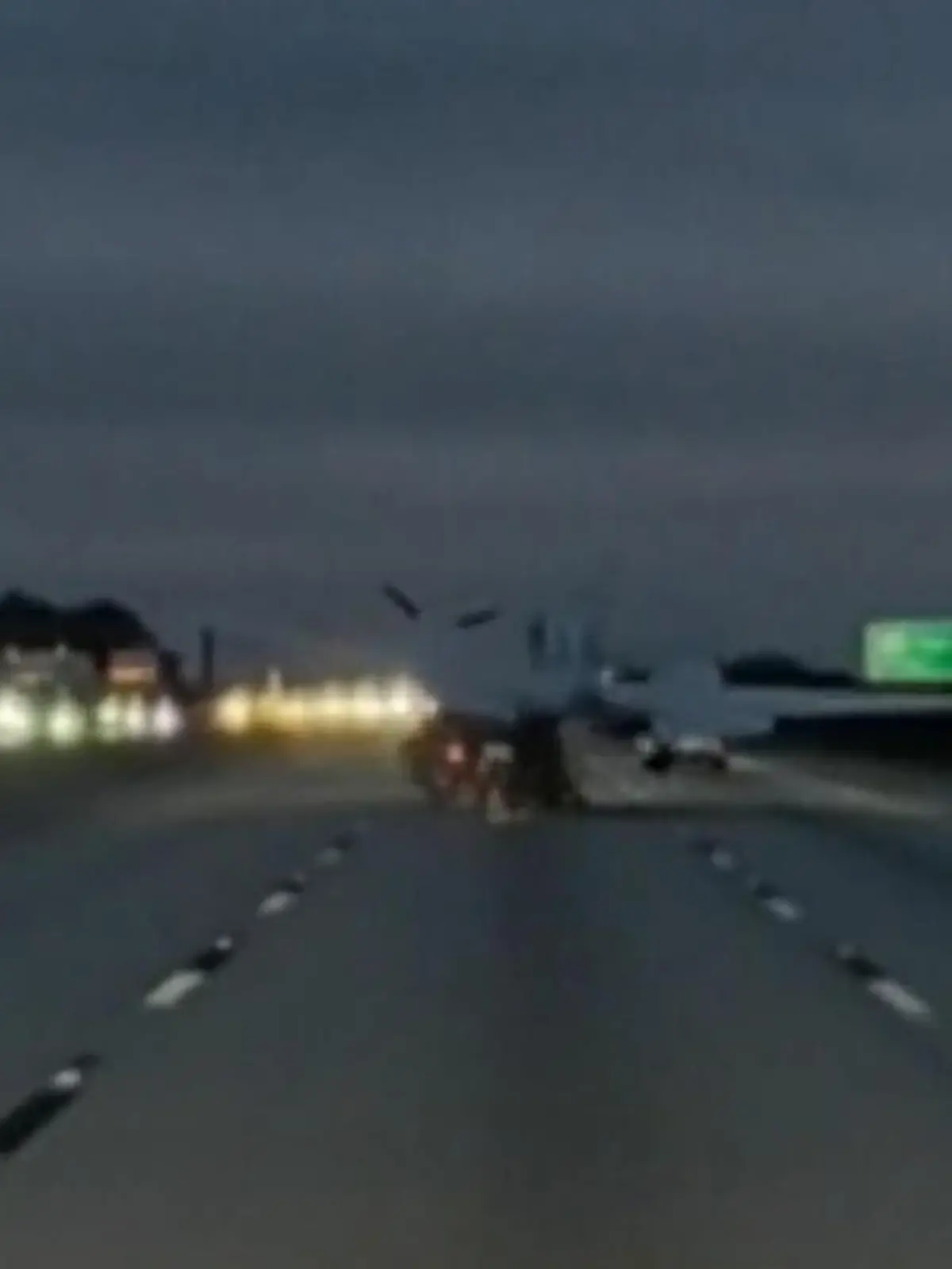 Bild zu: "Absturz mitten auf dem Highway! Flugzeug kracht auf fahrendes Auto"