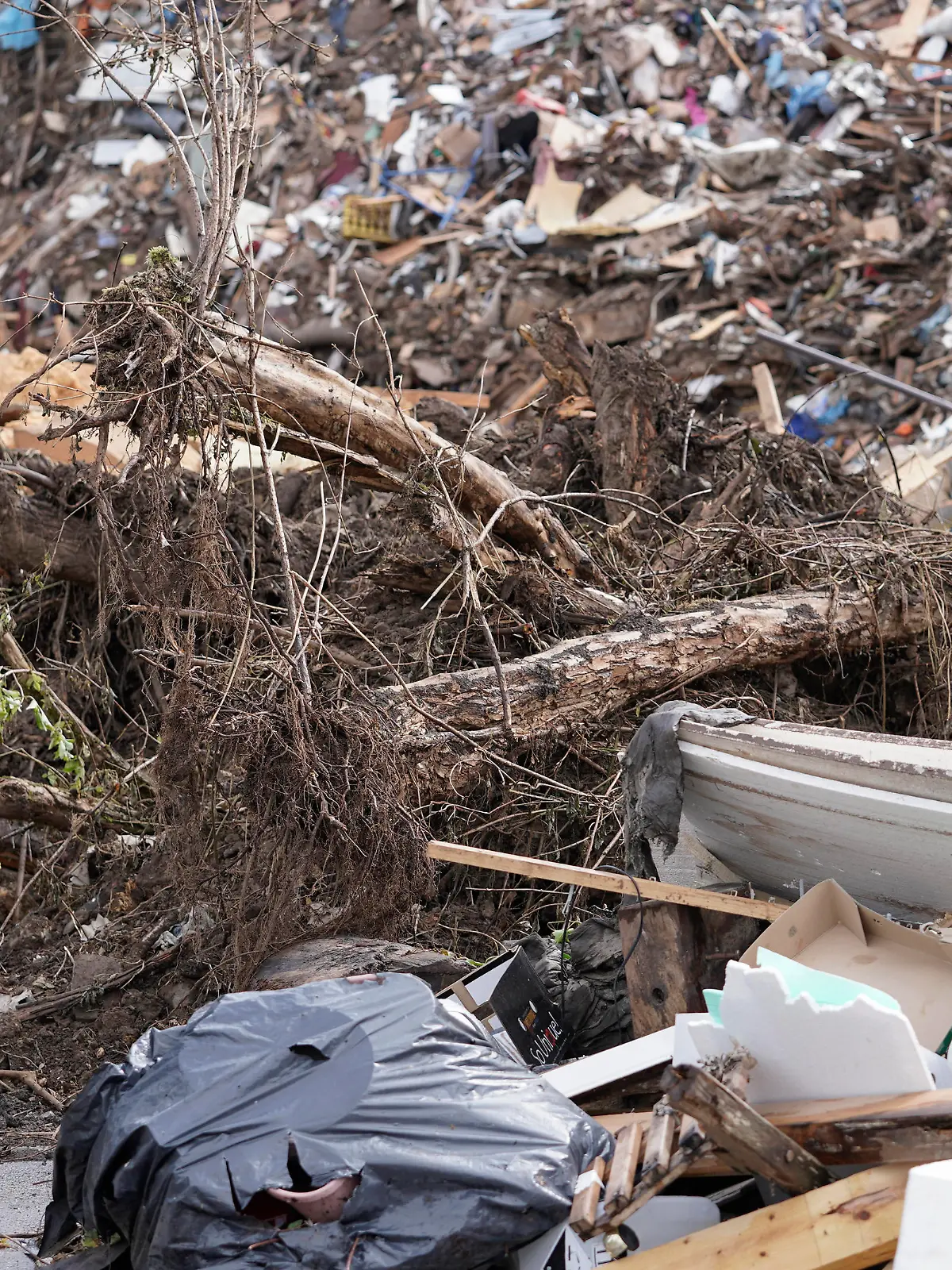  Ministerpraesident von NRW Armin Laschet besucht die vom Unwetter betroffenen Orte Swisttal und Schleiden Aktuell, 02.08.2021, Schleiden-Vogelsang, Ministerpraesident von Nordrhein-Westfalen, Kanzlerkandidat und CDU-Vorsitzenden Armin Laschet beim Pressestatement an der Gedaenkstette in Vogelsang, die auf Grund der aktuellen Situation als Deponie des entstandenen Schutt verwendet wird. Schleiden-Vogelsang Nordrhein-Westfalen Deutschland *** Prime Minister of North Rhine-Westphalia Armin Laschet visits the places affected by the storm Swisttal and Schleiden Current, 02 08 2021, Schleiden Vogelsang, Prime Minister of North Rhine-Westphalia, candidate for chancellor and CDU chairman Armin Laschet at the press statement at the memorial pile i