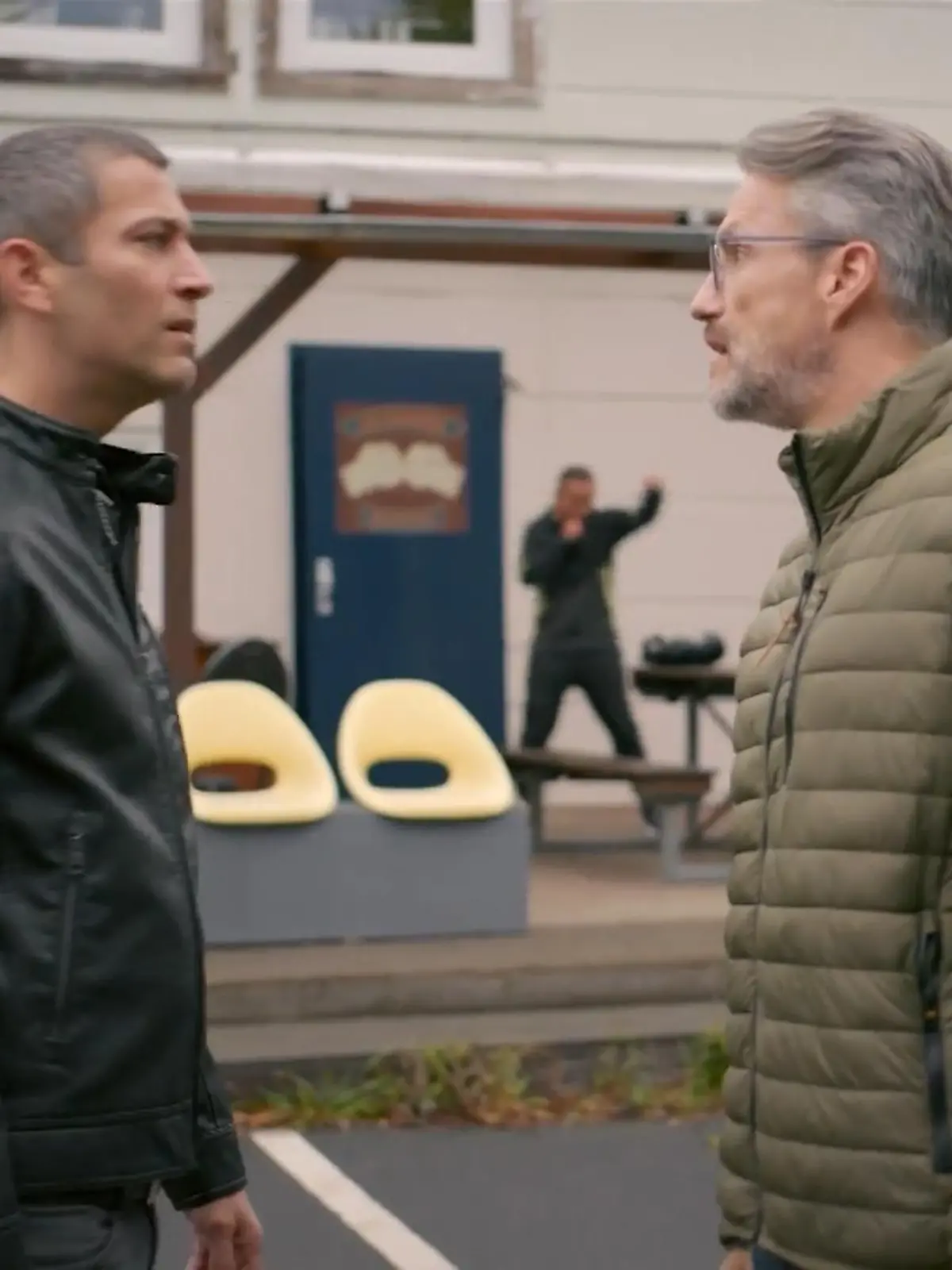 AWZ: Henning und Dragan stehen vor einem anrüchigen Boxclub