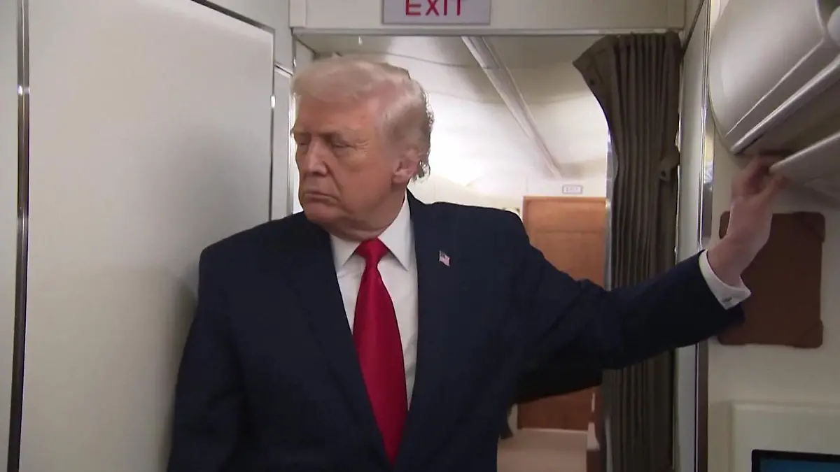 Trump von Toilettentür getroffen – peinlicher Zwischenfall im Präsidentenflieger Pipi-Panne an Bord