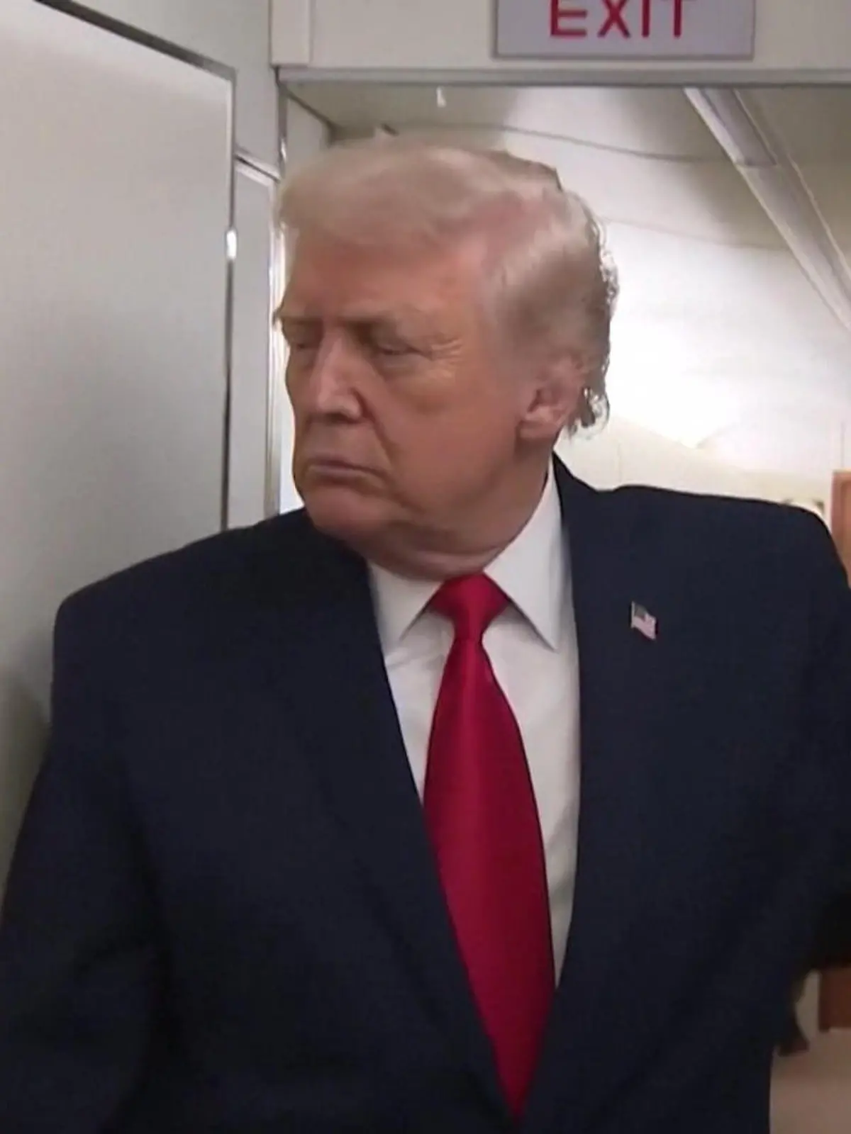 Bild zu: "Trump von Toilettentür getroffen – peinlicher Zwischenfall im Präsidentenflieger"