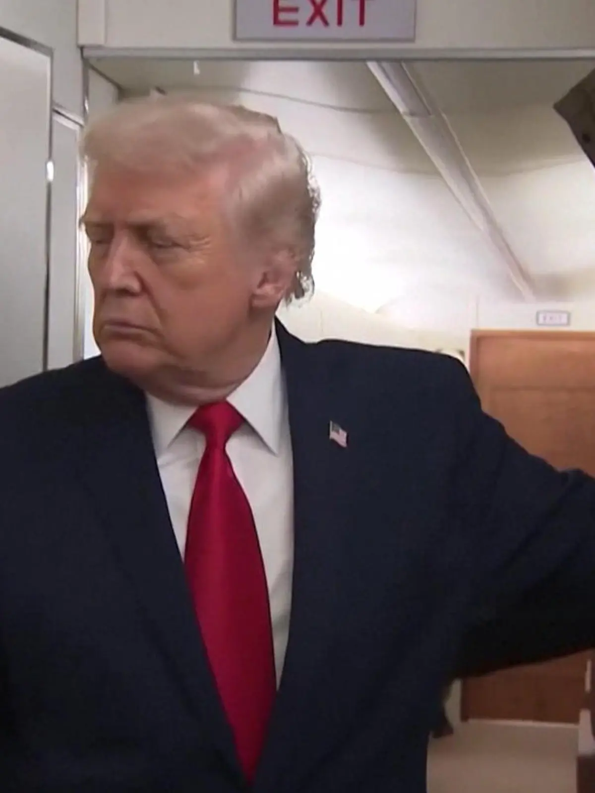 Bild zu: "Trump von Toilettentür getroffen – peinlicher Zwischenfall im Präsidentenflieger"