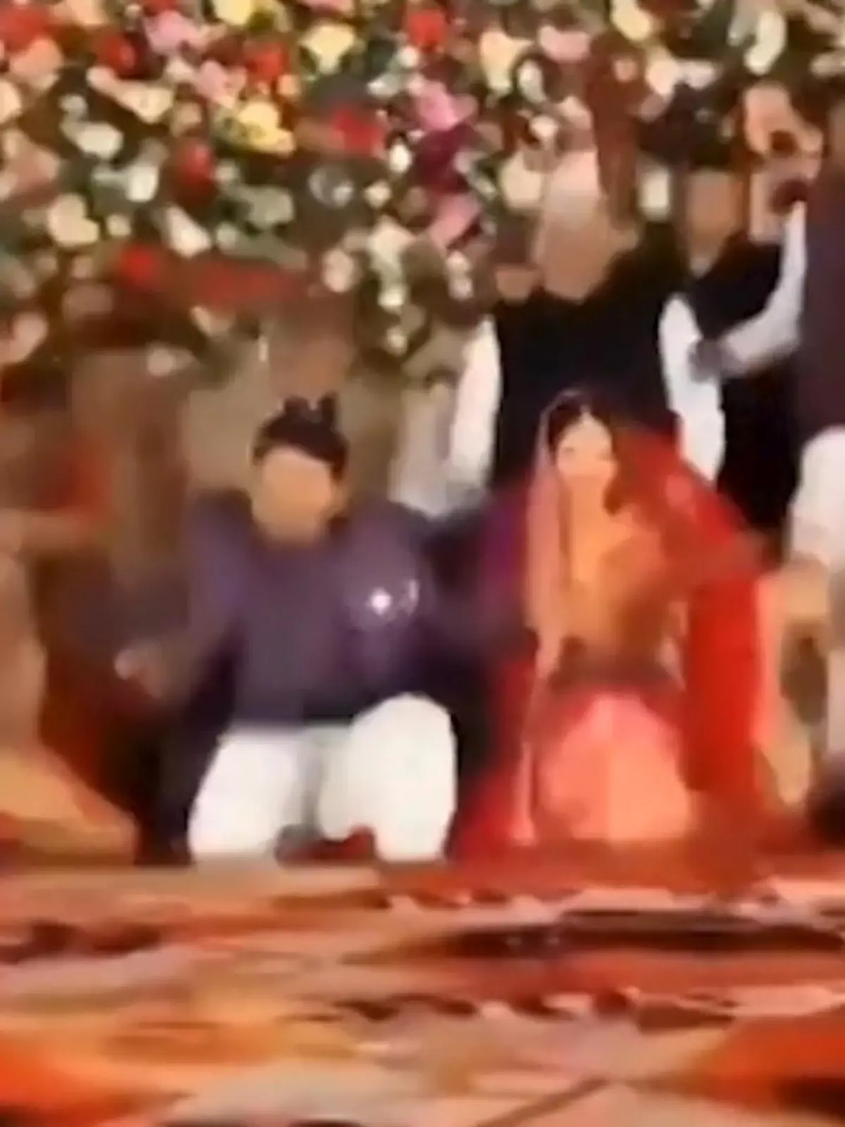 Bild zu: "Mega-Panne bei Hochzeit! Politiker steigen auf Bühne und alles bricht zusammen"