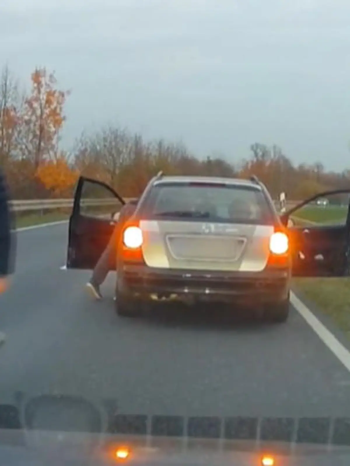 Bild zu: "Mann entführt nach Panne PKW mit Beifahrerin"