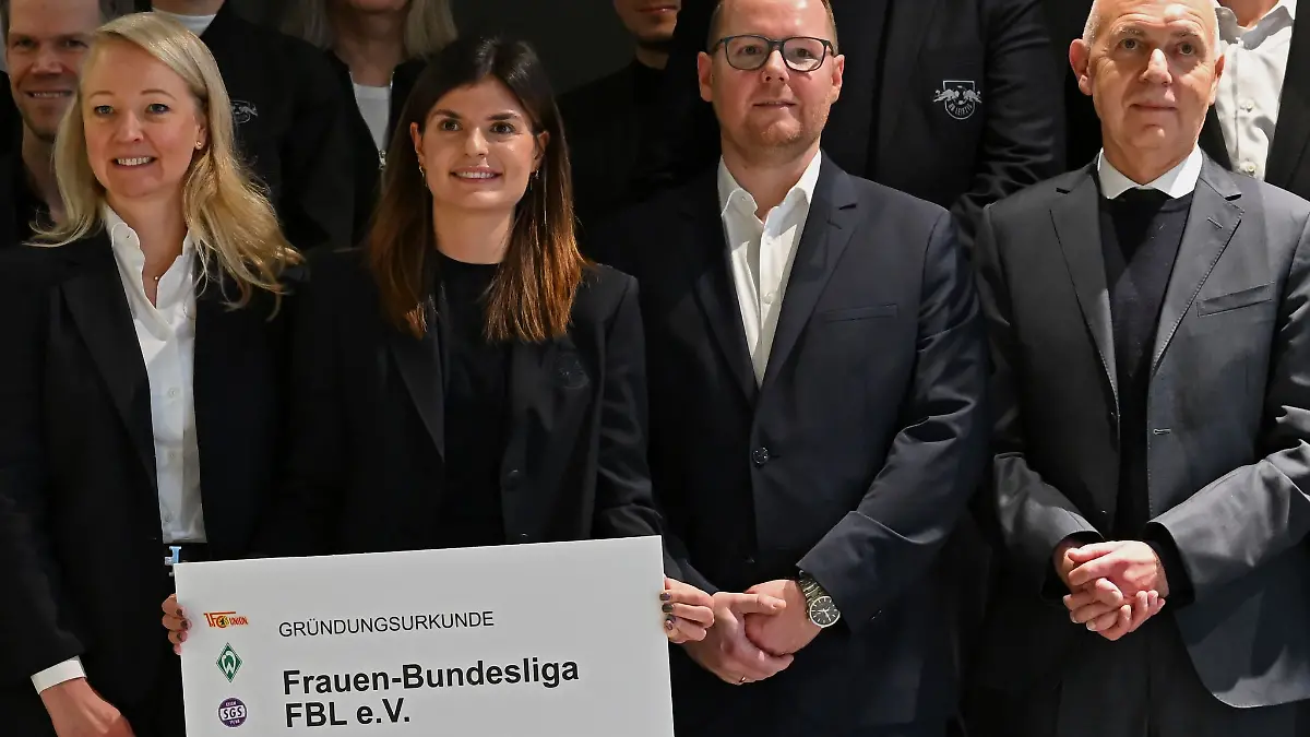Mit auf dem Gruppenfoto: DFB-Präsident Bernd Neuendorf.
