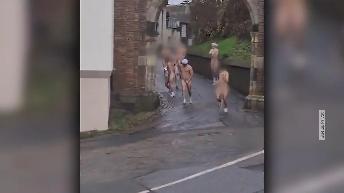 Nackte-rennen-durch-die-Innenstadt-von-Kleve-skurrile-Bilder-vom-Niederrhein