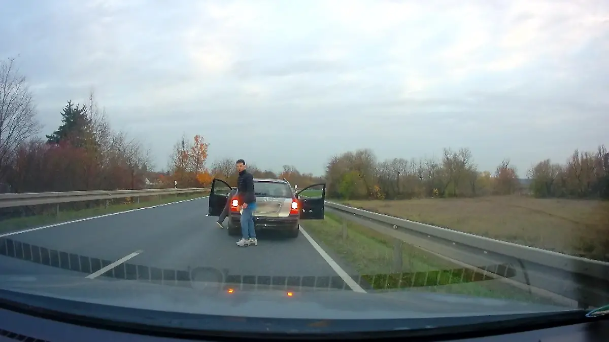 Mann stiehlt Auto von Pannenhelfer – Frau sitzt noch darin Entführer ist immer noch flüchtig