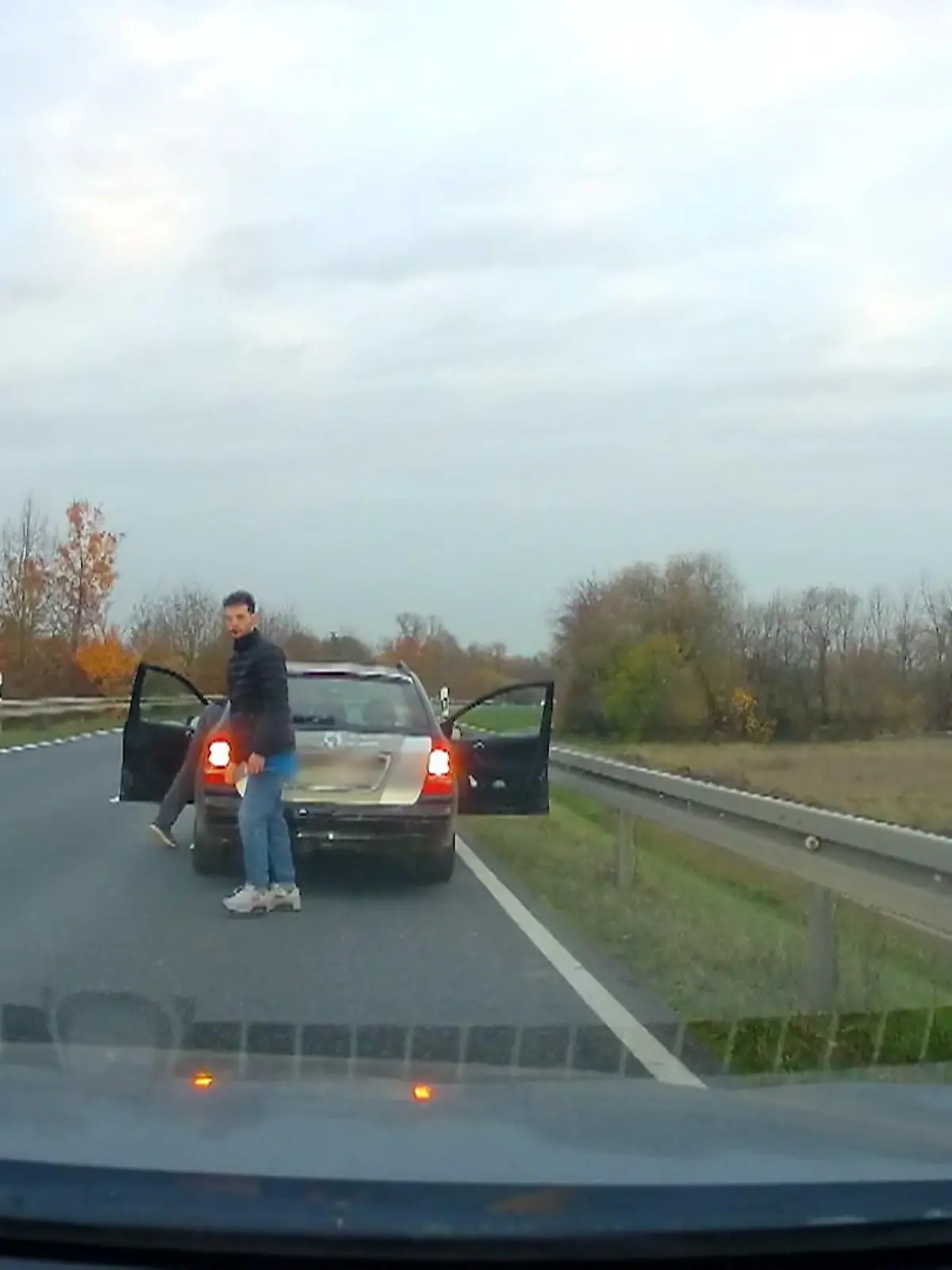 Bild zu: "Mann stiehlt Auto von Pannenhelfer – Frau sitzt noch darin"